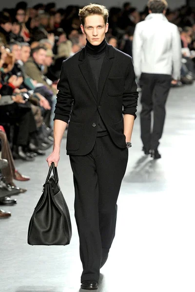 Look 16